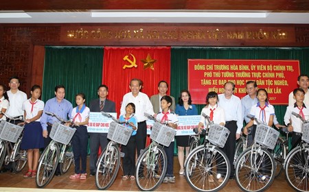 Phó Thủ tướng Thường trực tặng quà học sinh nghèo vượt khó tỉnh Đắk Lắk